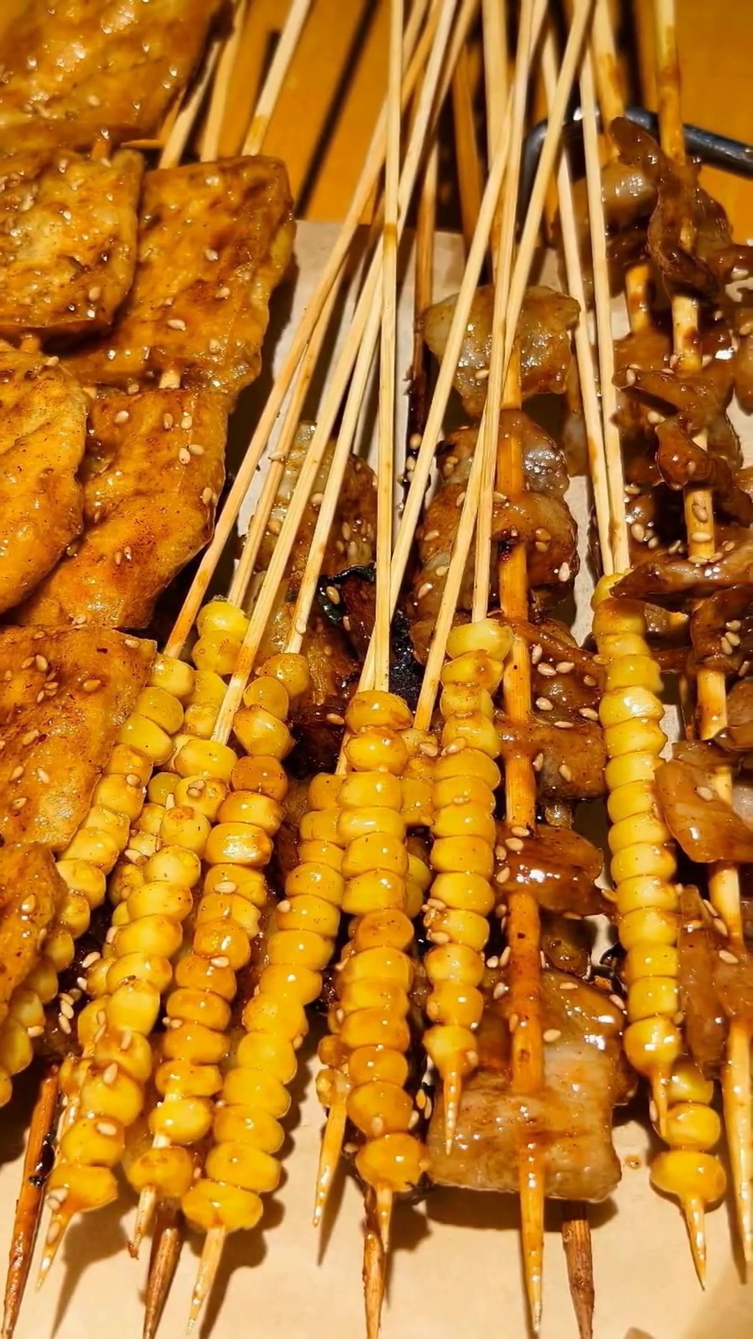 南宁美食大揭秘:柠檬鸭酸辣开胃,南铁烧烤烟火气十足!