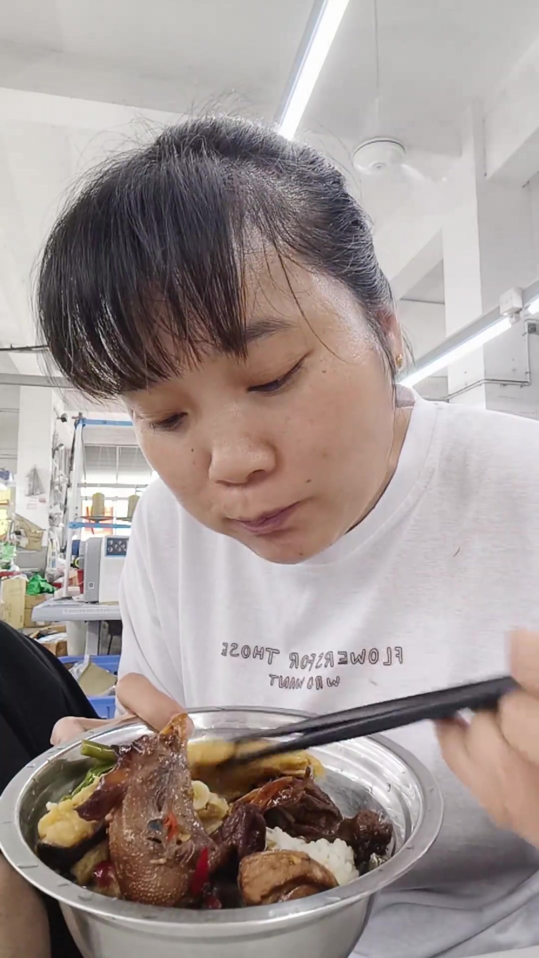 午饭菜品：红烧鸡块、腐竹焖瘦肉、豆葱烧鱼、空心菜杆