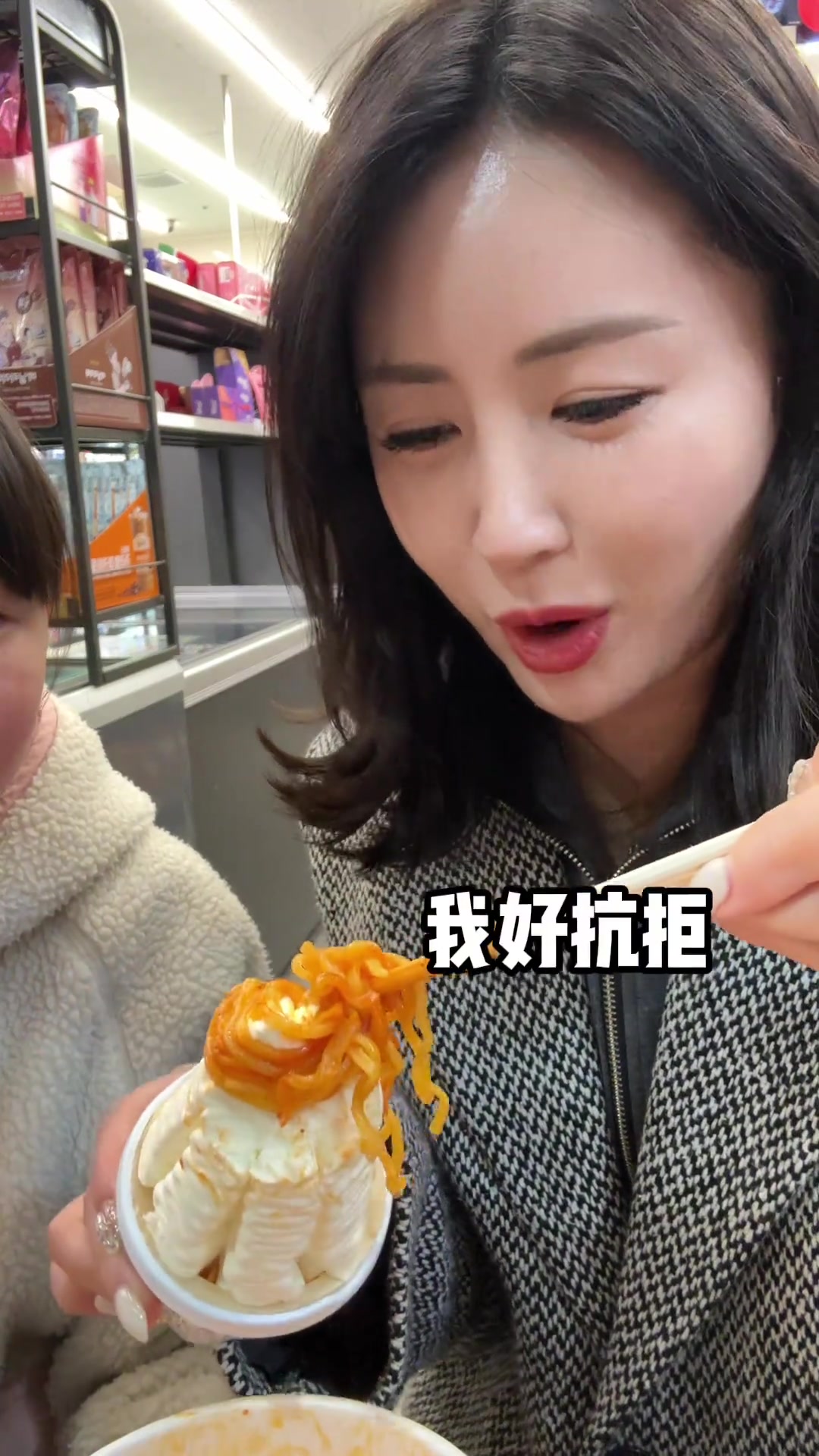 韩国小学生竟把火鸡面配冰淇淋吃!你见过吗?