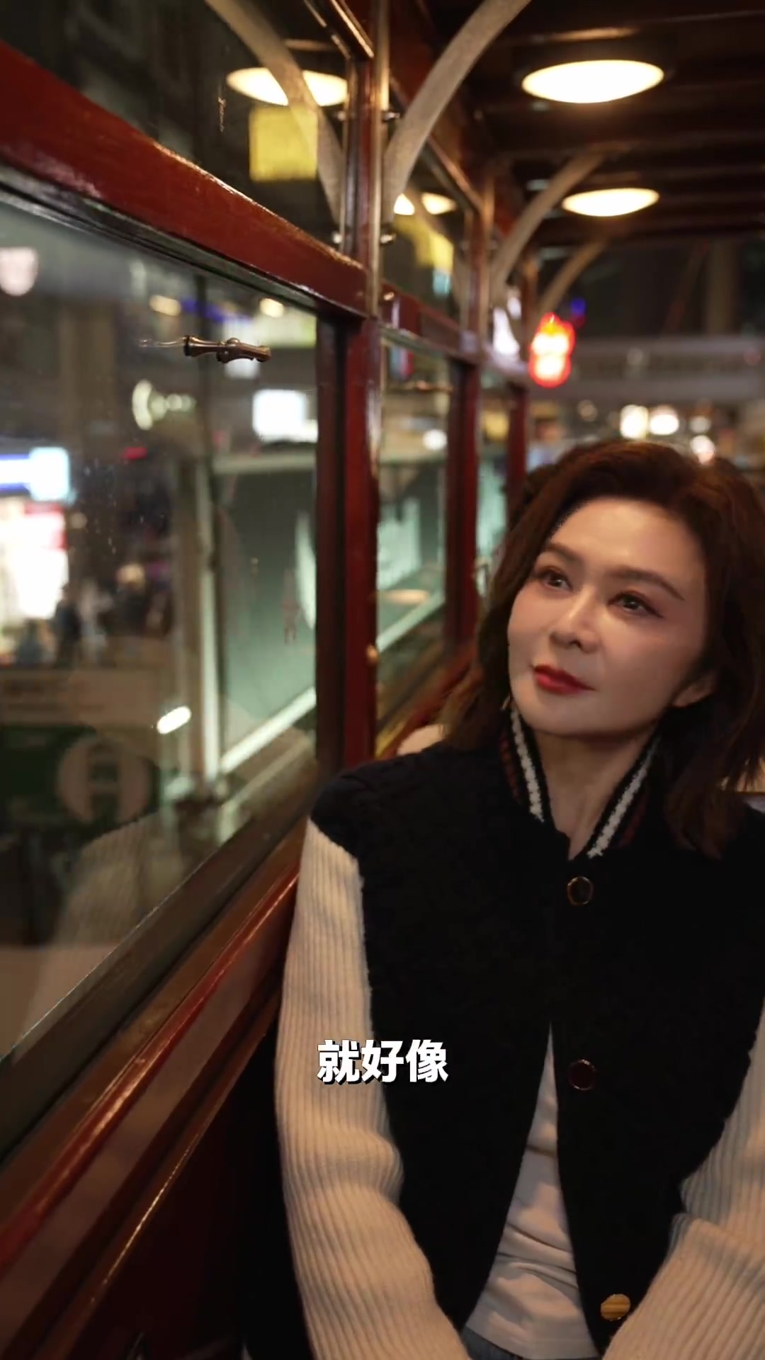 你想和我一起搭乘121岁的敞篷叮叮车游香港吗？