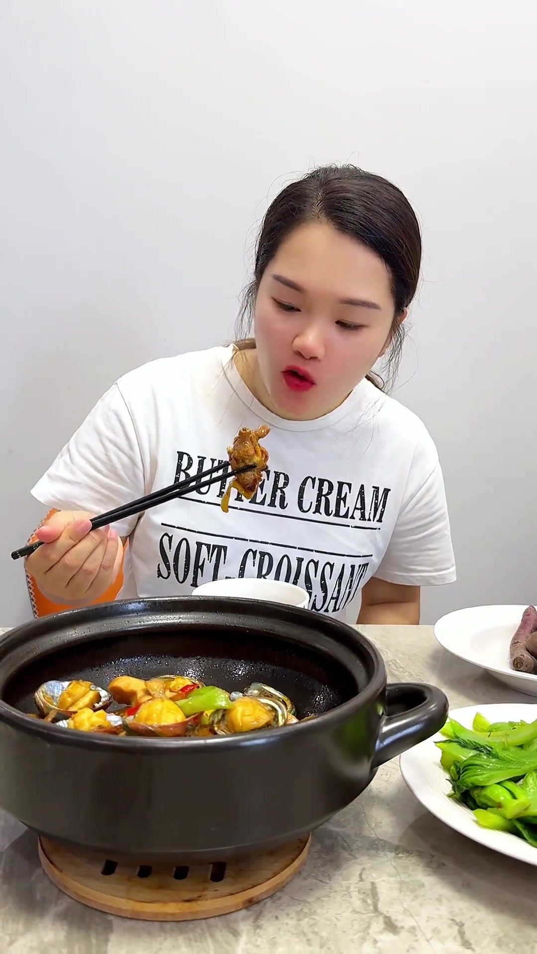 买鲍鱼仔焖鸡,个头小但焖出来真的好吃
