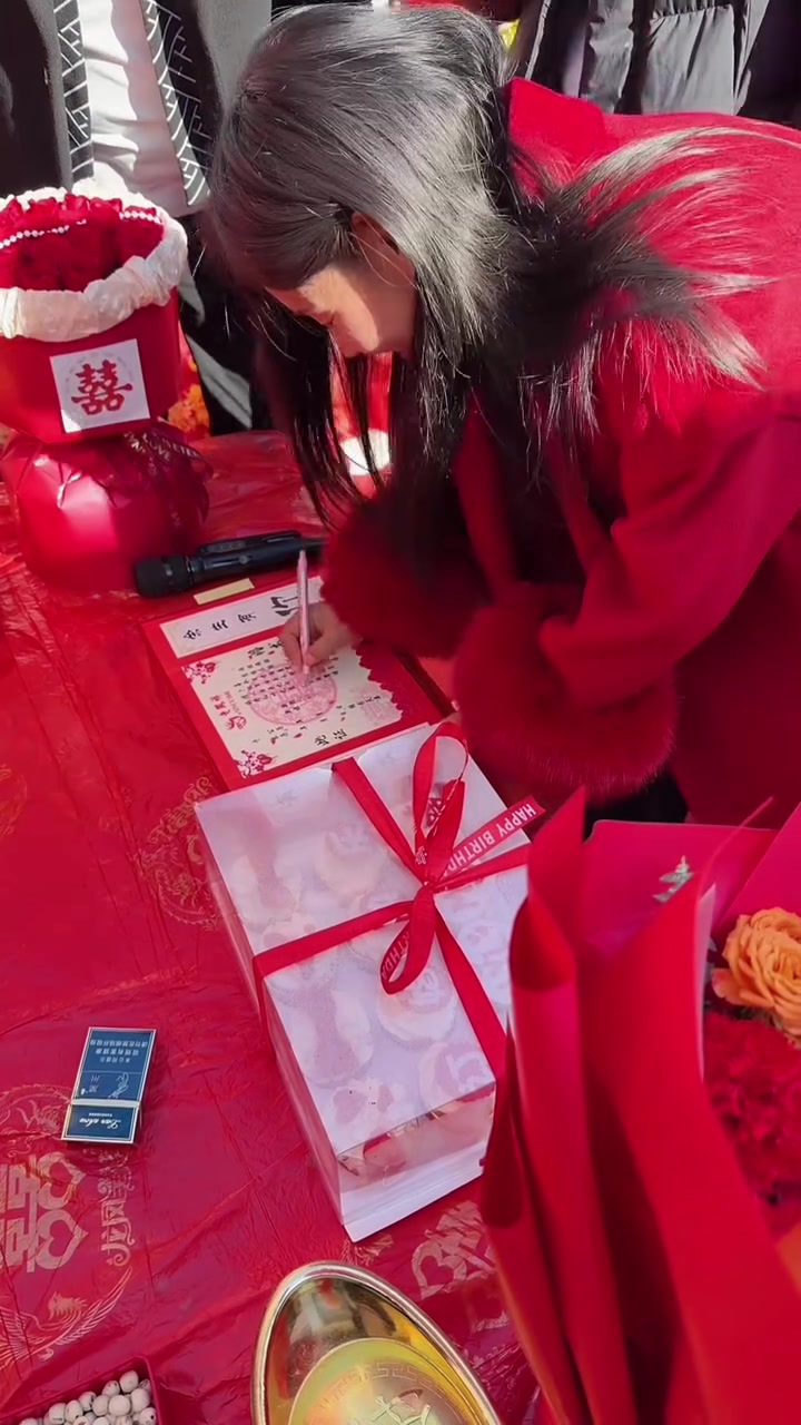订婚切蛋糕啦，爱情的甜蜜要分给所有人！