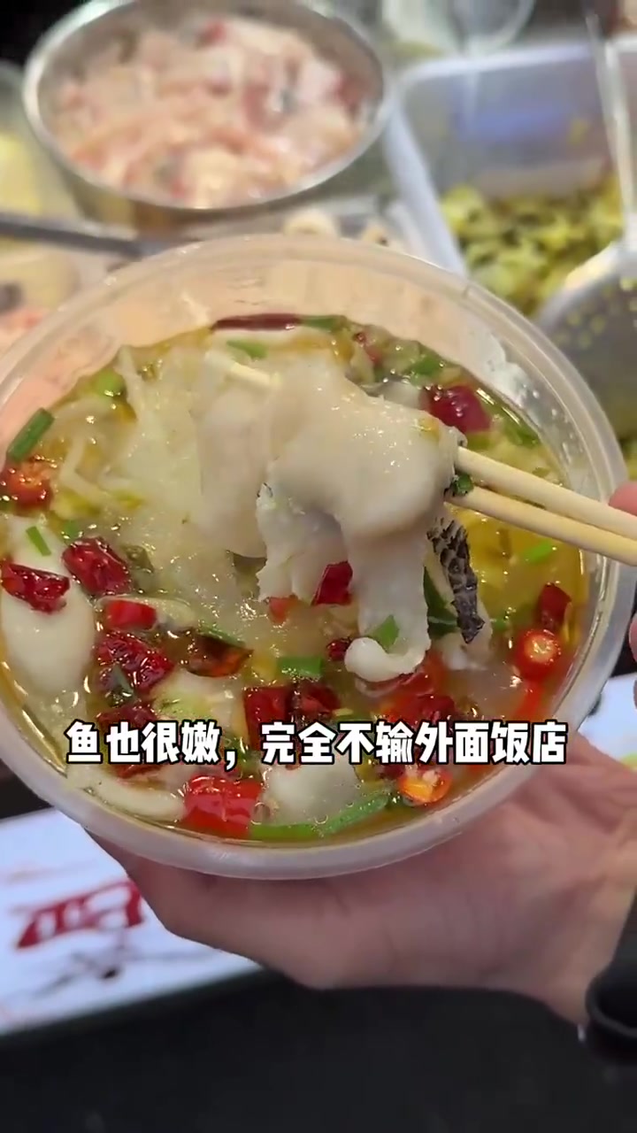 夜市17一份的酸菜鱼,老板厨师再就业,味道不输饭店