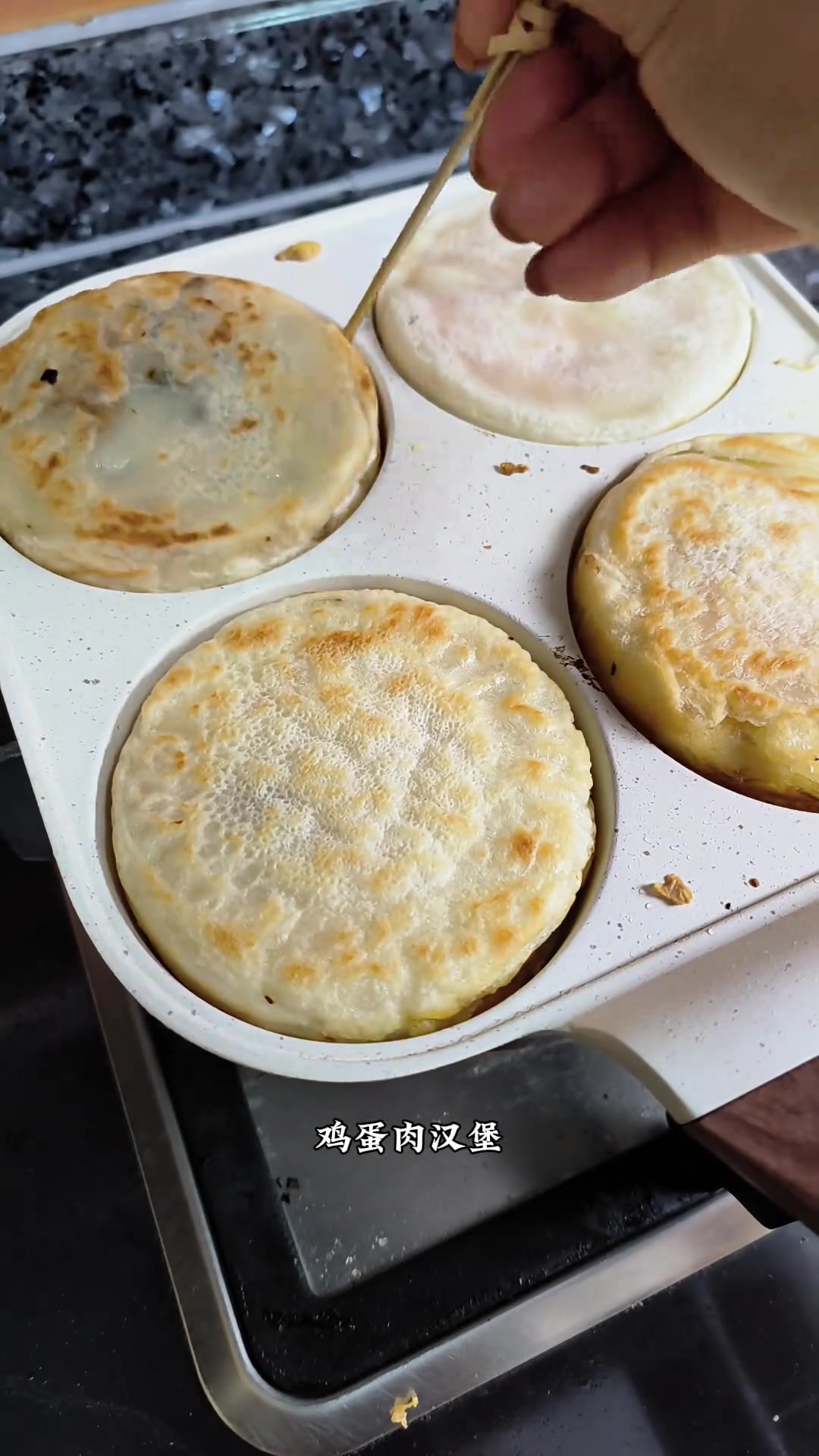 很简单的鸡蛋牛肉汉堡,营养又不油腻,可以放心做给老人孩子吃