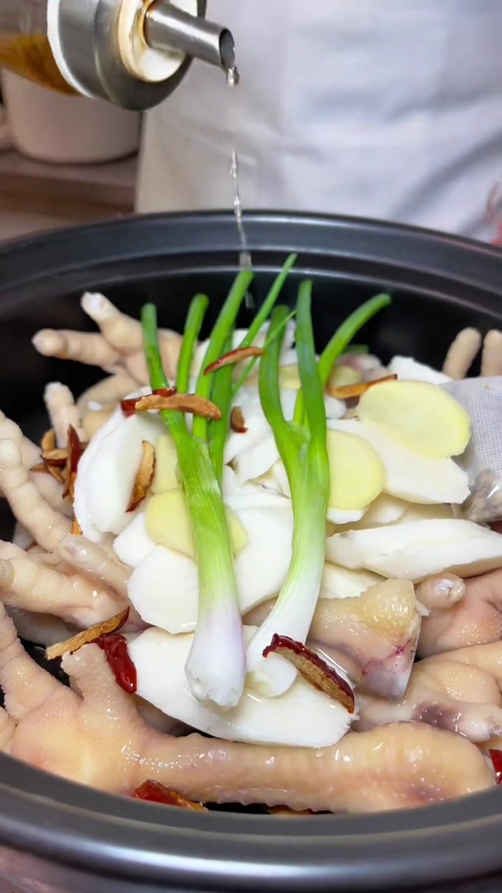 鲜汤淮山浸鸡脚汤鲜浓郁味美值得推荐