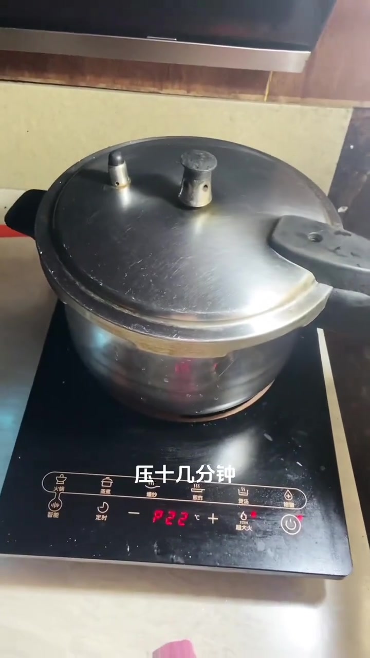 秋冬天吃羊肉火锅,羊肉沾沙茶酱超好吃