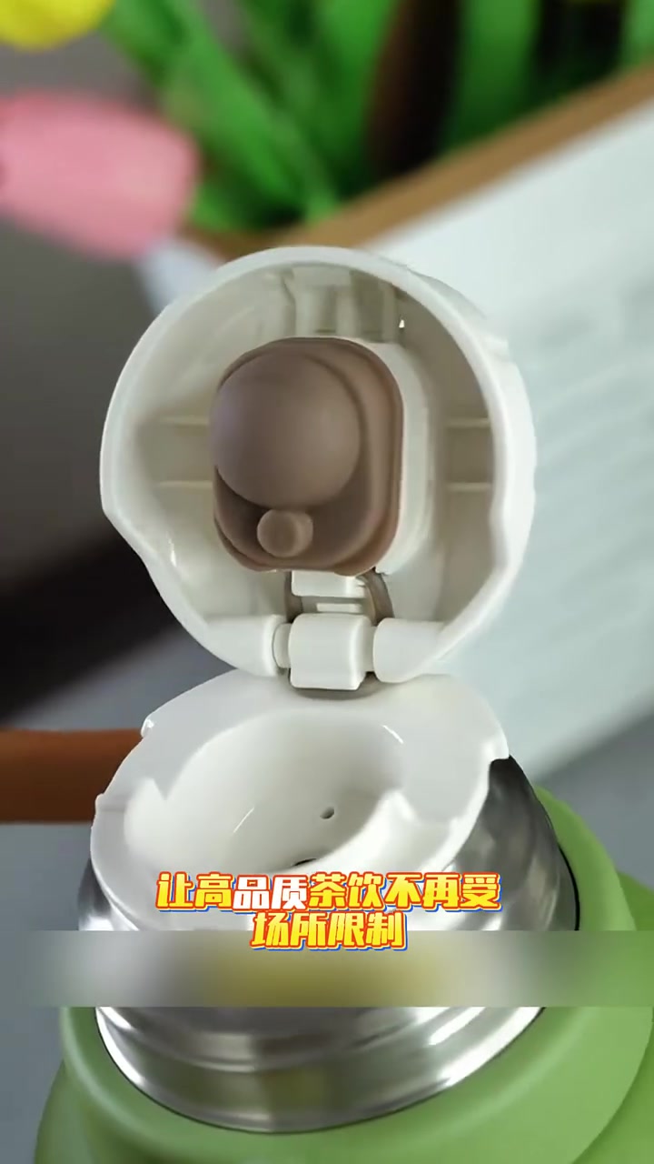 闫学晶在用的苏泊尔保温杯，316L不锈钢，超大容量既保温又保冷