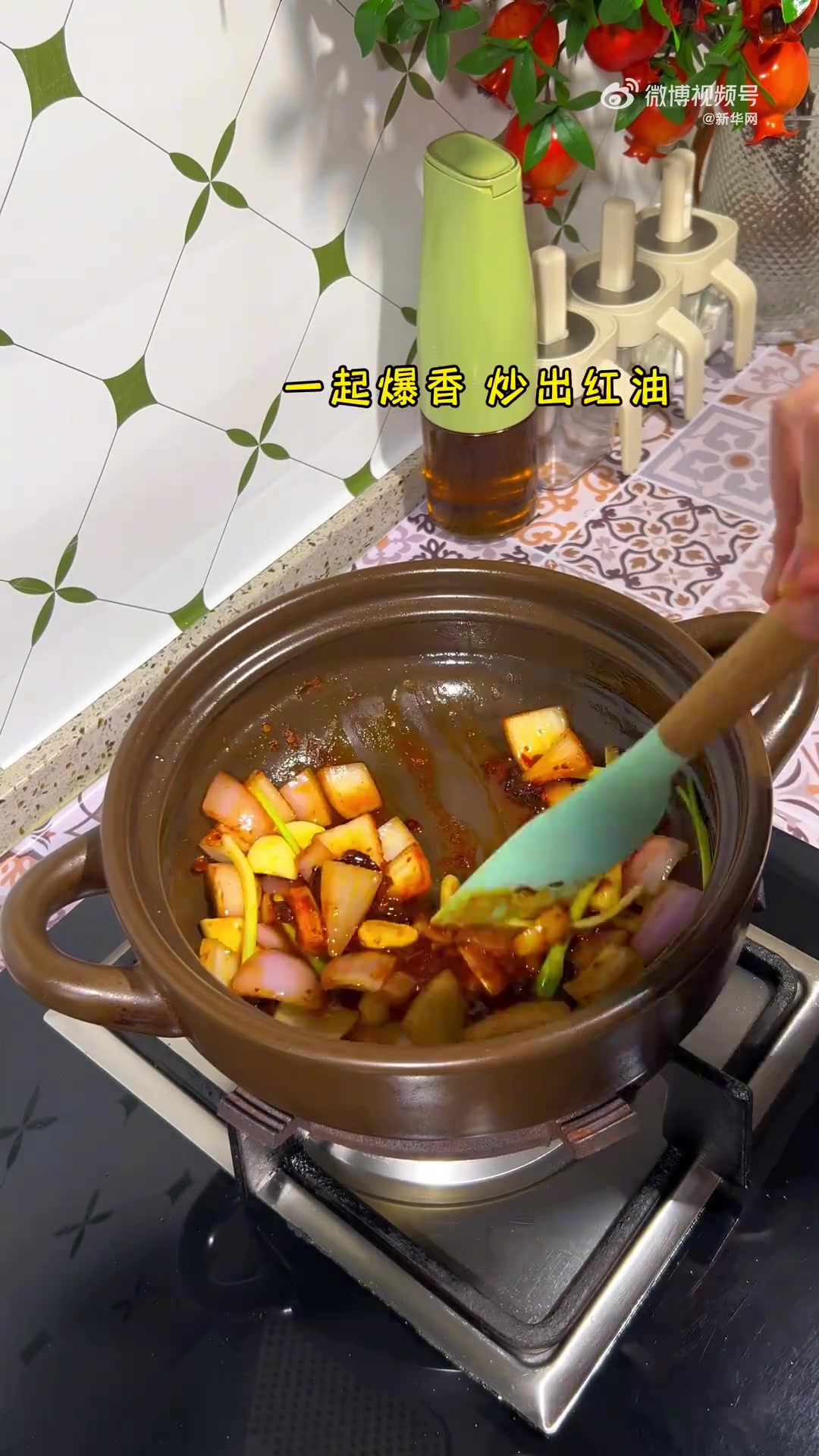 天气冷了，做一锅热气腾腾的砂锅牛肉煲，鲜香解馋吃着还暖和，戳视频↓学起来吧。（卓妈小厨房）