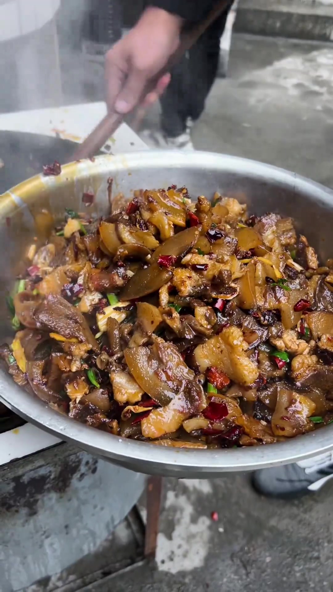 贵州特色盆盆菜之带皮黄牛肉