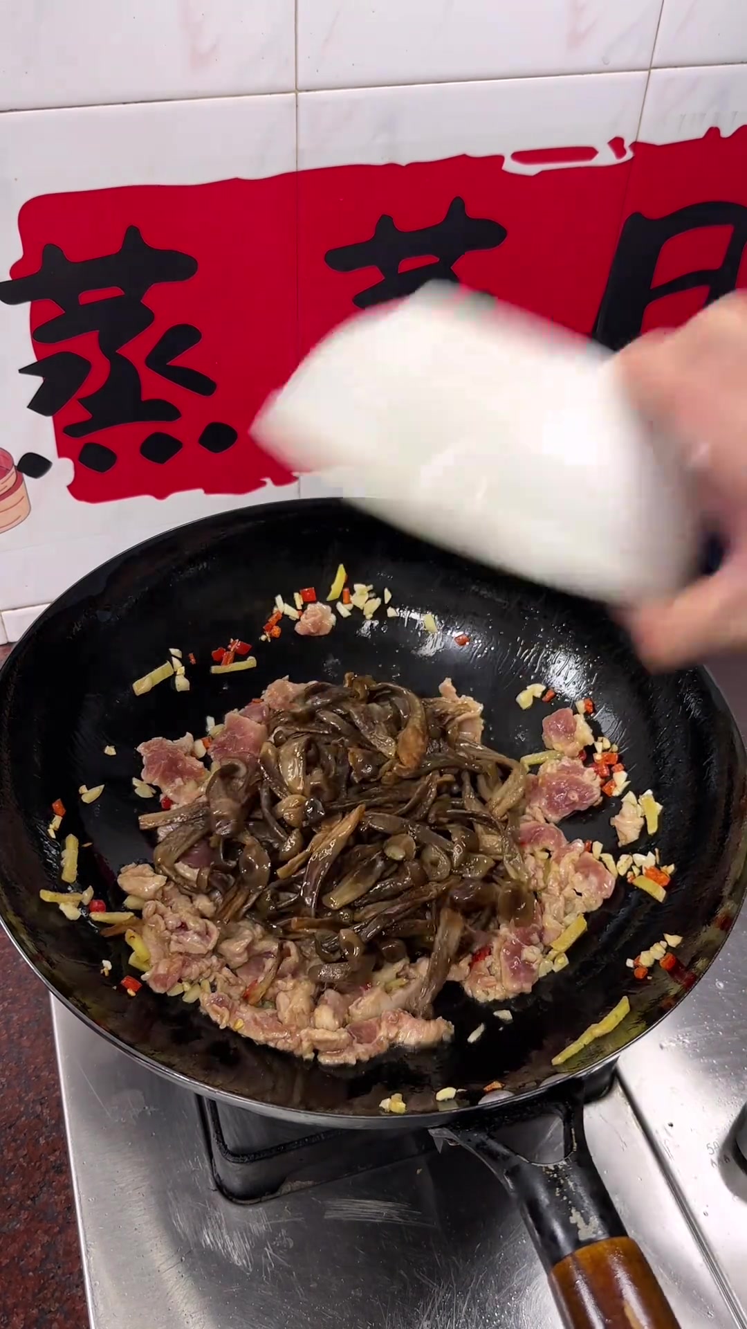 鹿茸菇炒肉香到跺脚!鲜掉眉毛的家常下饭菜做法超简单