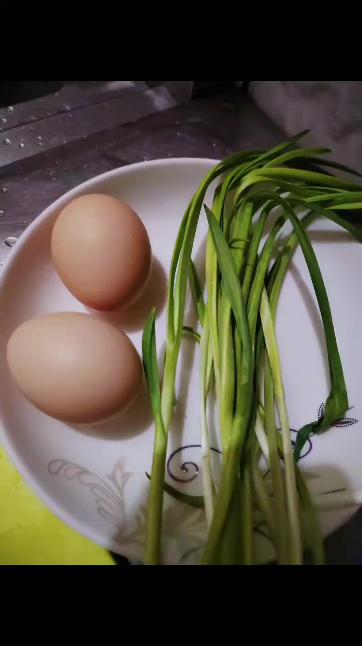 在家做美食 自己发的蒜苗就是香呀 炒鸡蛋怎么做好吃