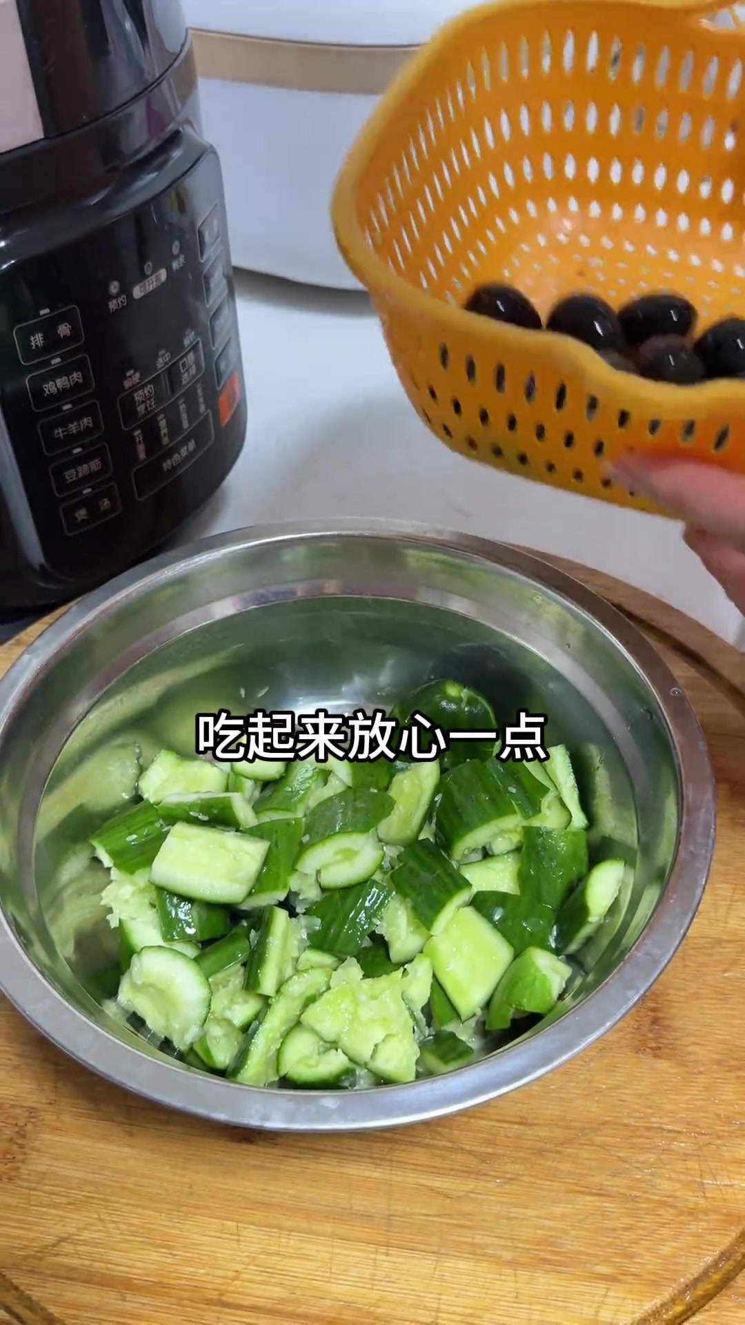 给老妈做的夏日小凉菜,凉拌皮蛋,做法简单,夏天的餐桌上来一盘清脆爽口,真的特别好吃!
