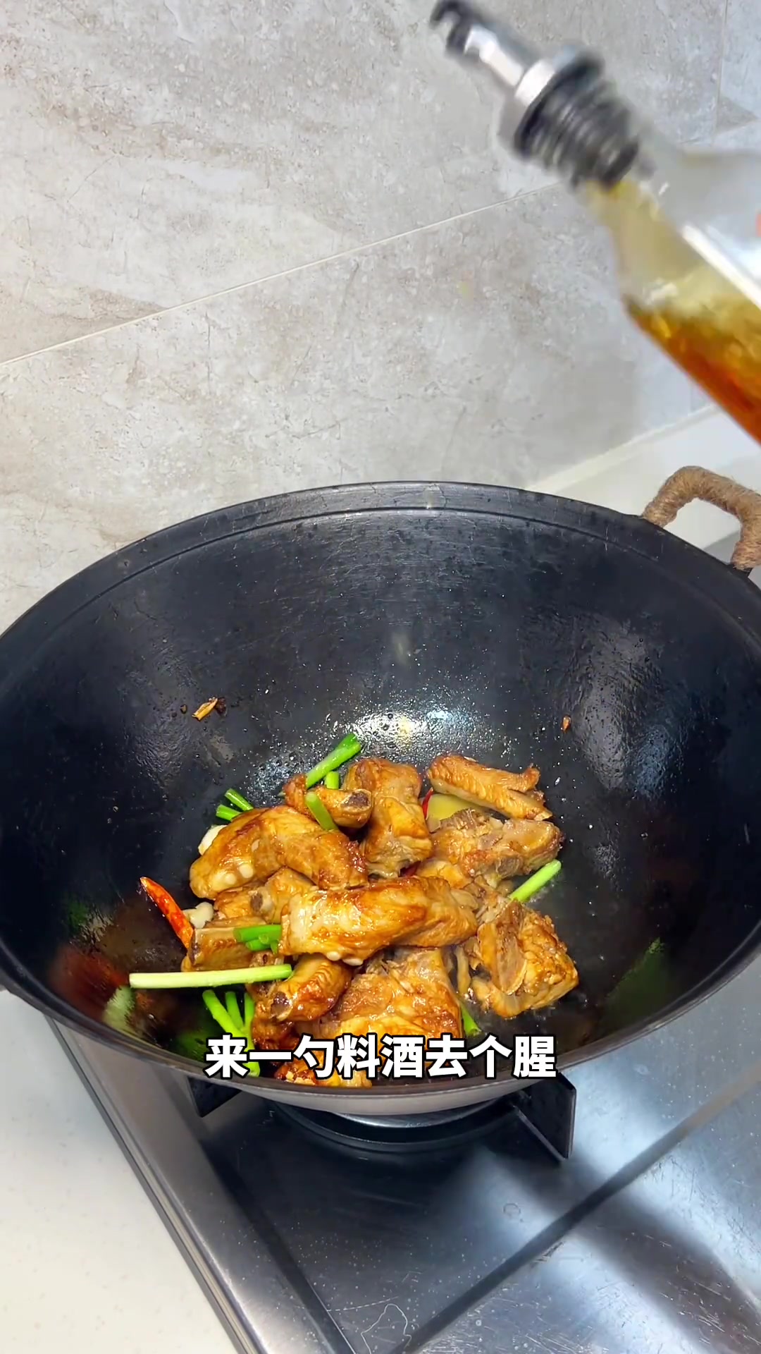 铁锅炖玉米面贴饼子,有面有菜还有肉
