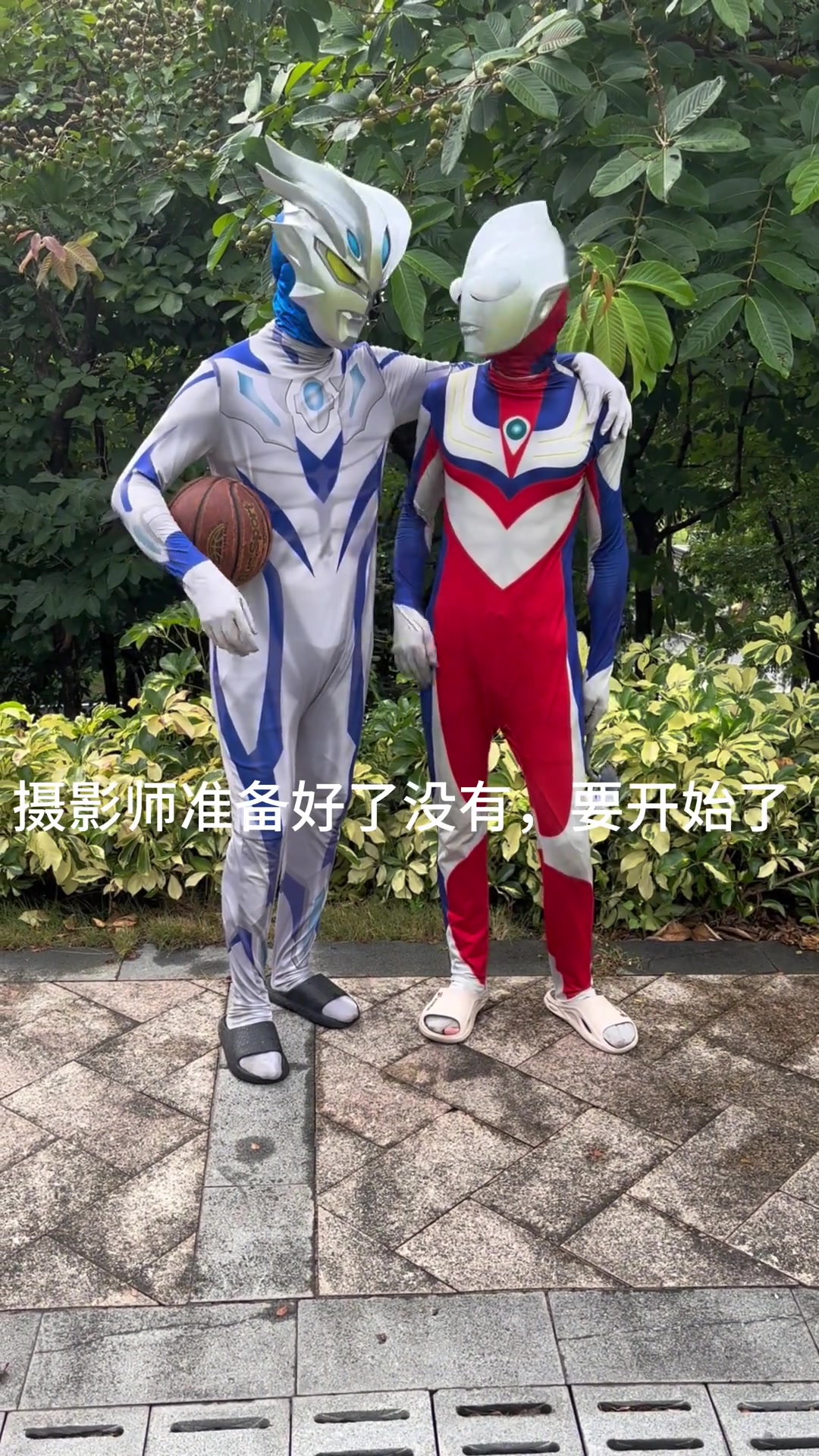 迪迦赛罗拍照遇鱼头怪，直接上手挠它！