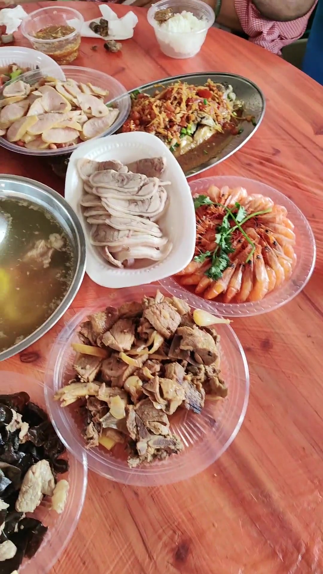 广西农村酒席,后厨唯一女刀工,菜简大家随意吃