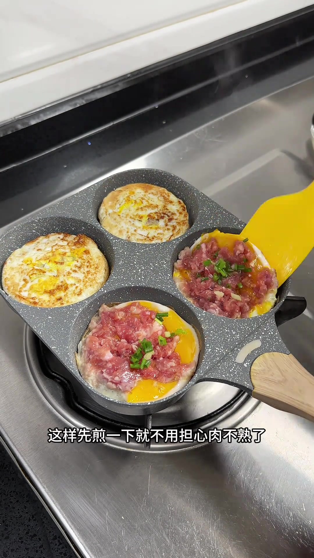 小学生早餐今天是孩子们点的鸡蛋肉堡、女人说和路边摊一样味道