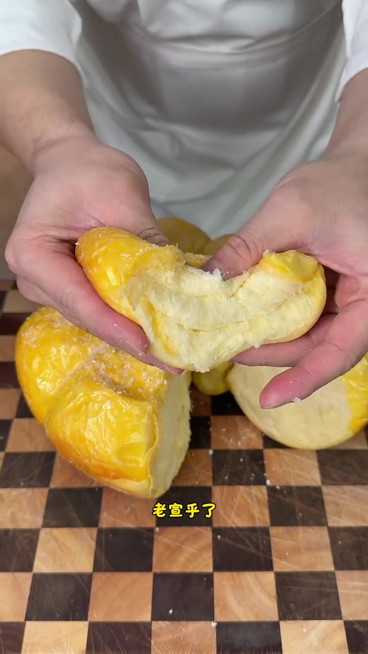 不用出门也不用烤箱只用一个电饭锅就能做出蓬松暄软的大面包