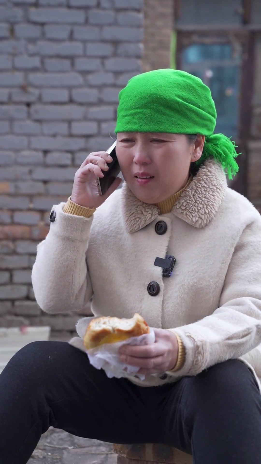 妈妈啃馒头却跟儿子说在吃火锅，可怜天下父母心