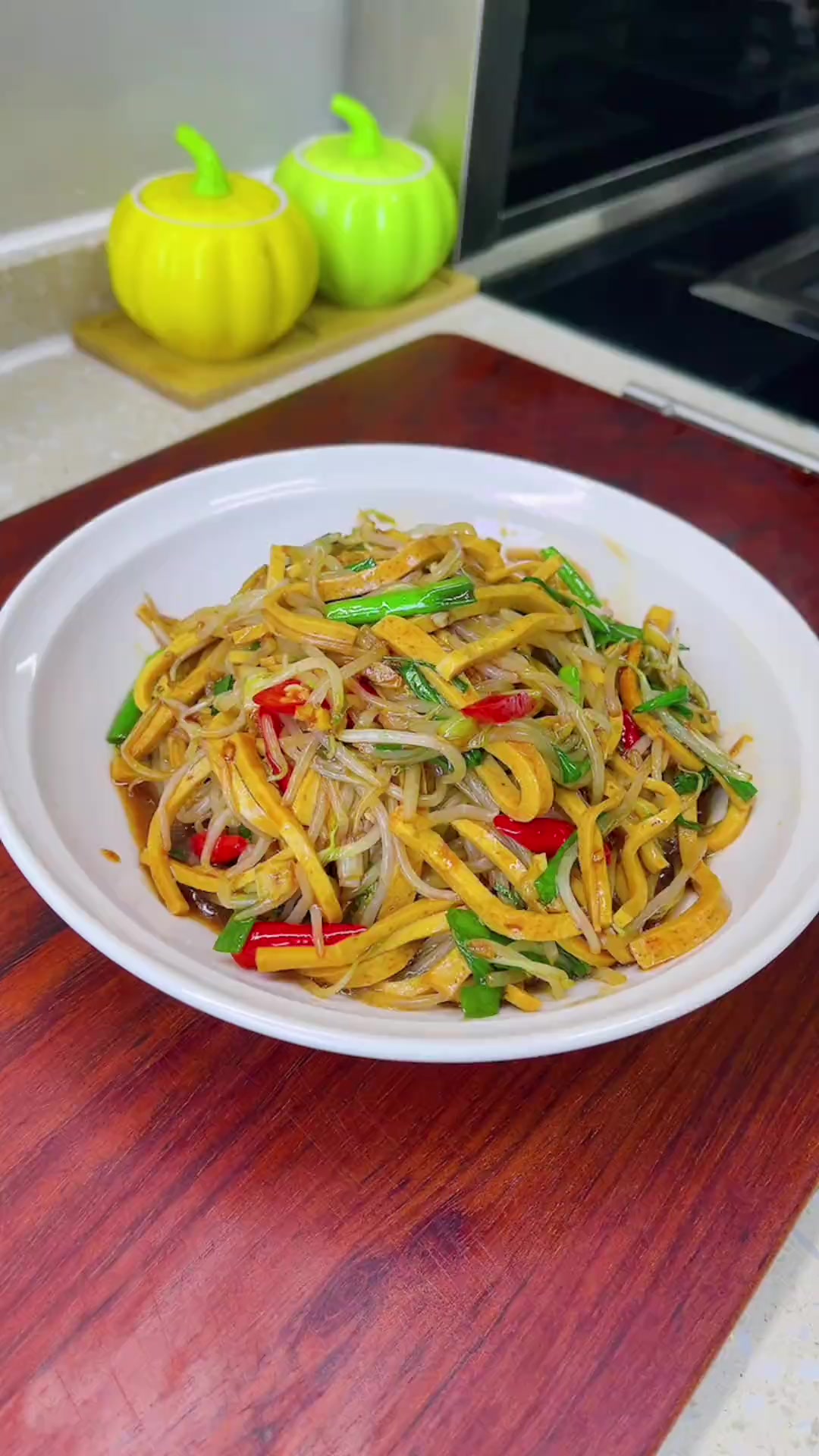 今天这个绿豆芽炒百叶豆腐受到我家大小饭搭子一直好评，豆香浓郁，Q弹滑嫩，好吃又下饭