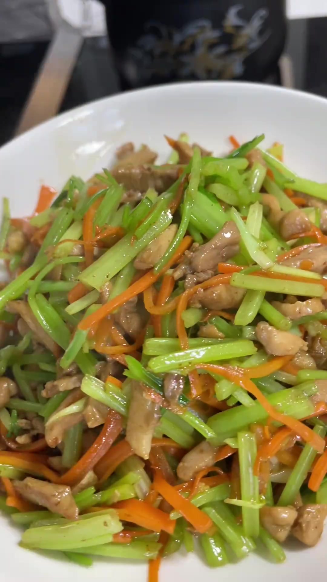 给外孙做鸡腿肉炒胡萝卜芹菜