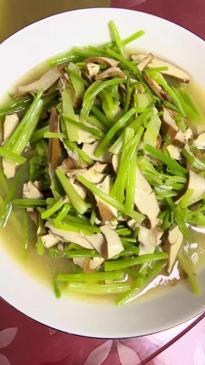芸菜炒芸菜,这操作我看懵了!