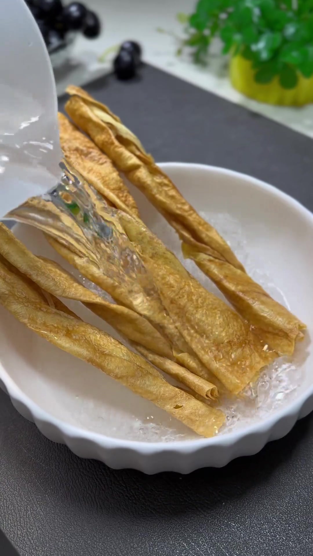 天冷给家人做煎香老豆皮粉条热菜配葱花饼太美味