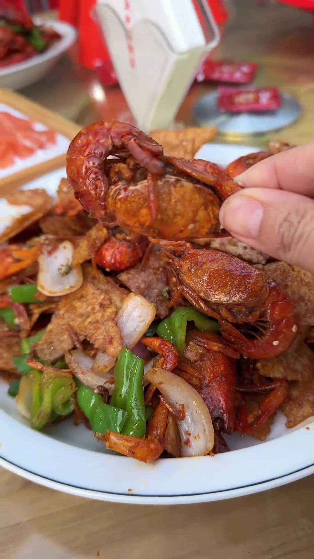 夏天的快乐龙虾烧烤啤酒干煸龙虾好好吃