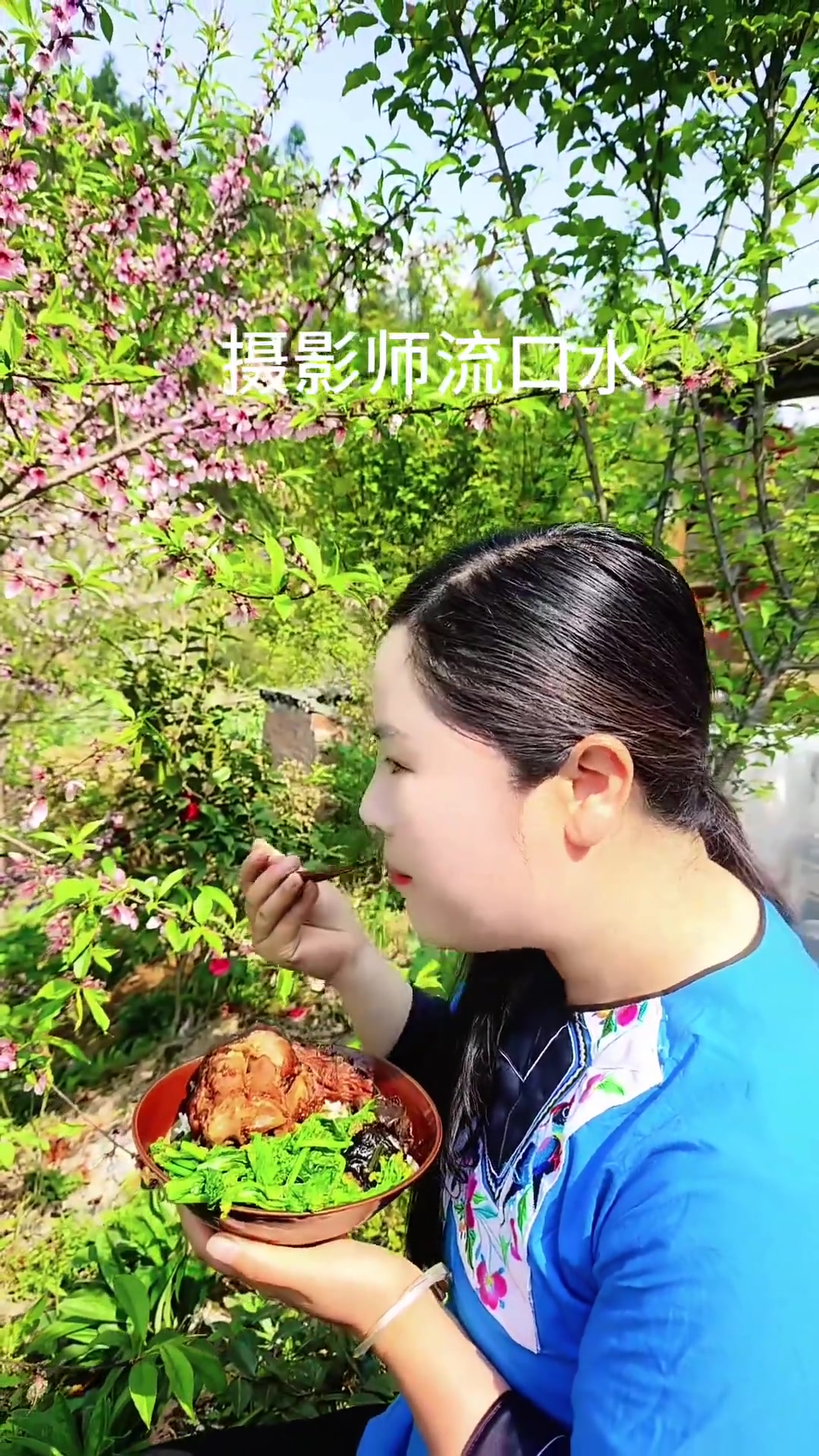 姑娘爱吃的腊肉配干菌子,大山里的鲜香味!