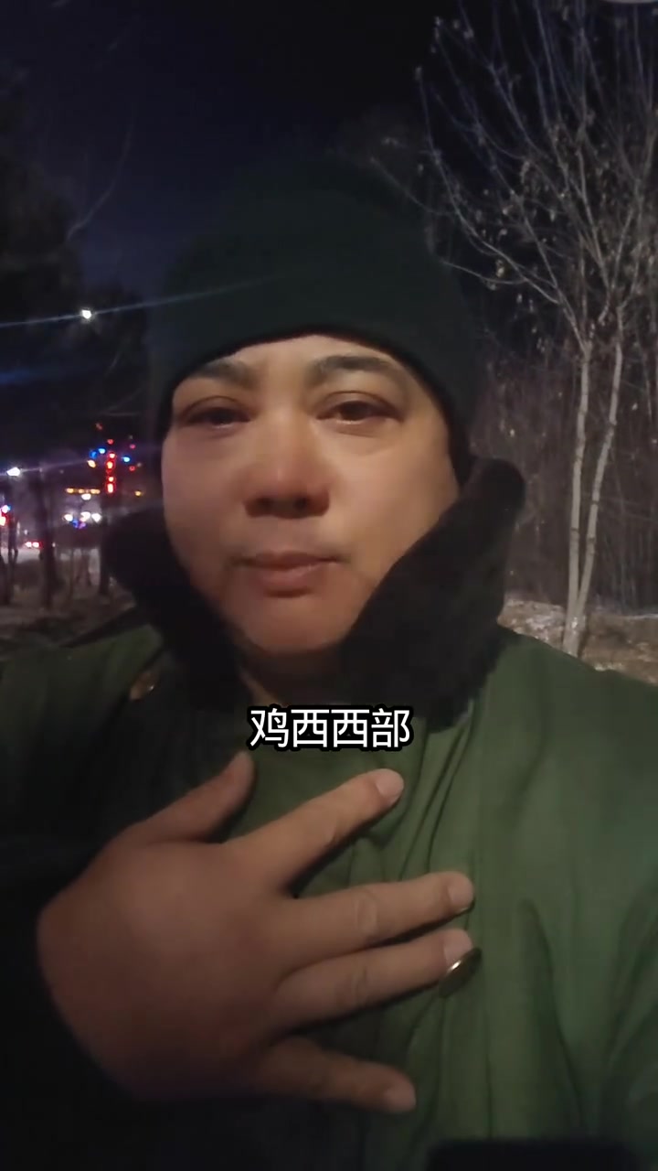 冬夜街头,他穿着厚衣诉说着什么 夜景 户外 冬天 天气预报 绥化