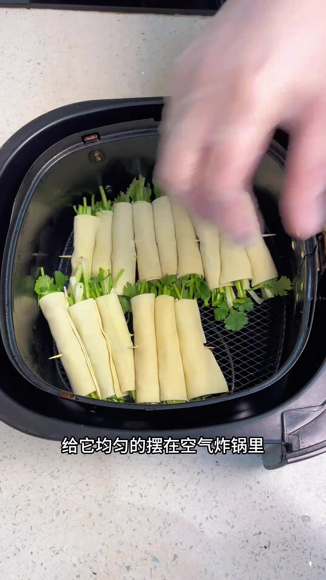 简单又好吃的空气炸锅烤香菜卷！