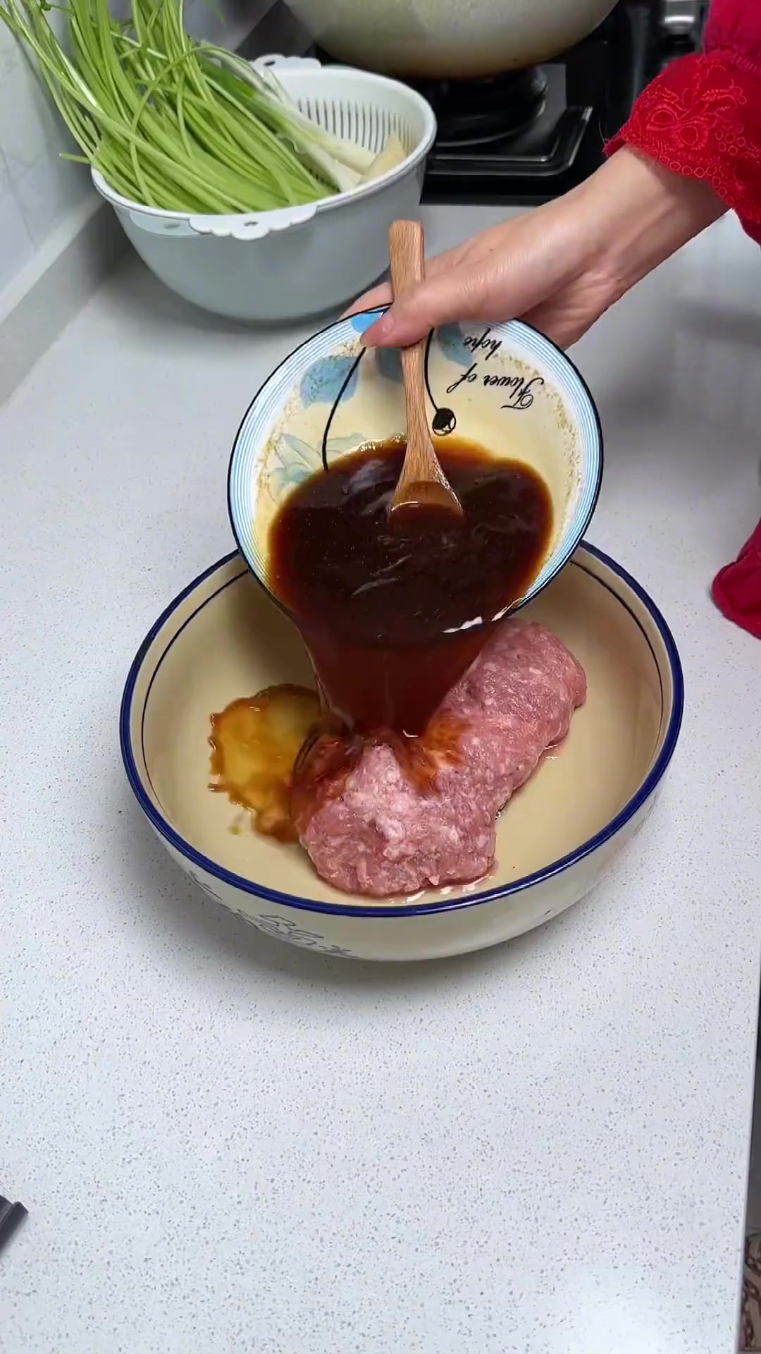 爱吃饺子看过来！芹菜肉馅这样调，鲜嫩多汁