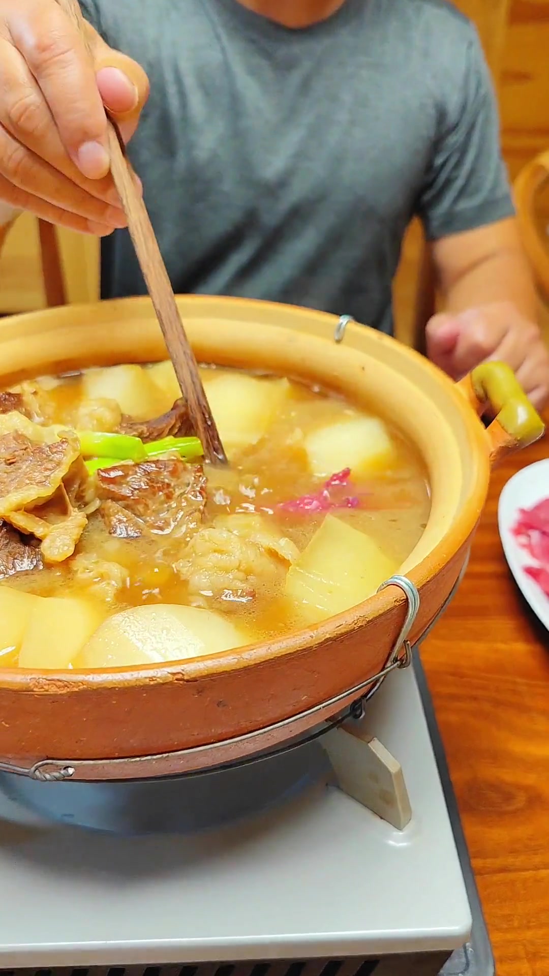 沸腾牛肉火锅配喜爱食材与美酒，简单生活就是美好