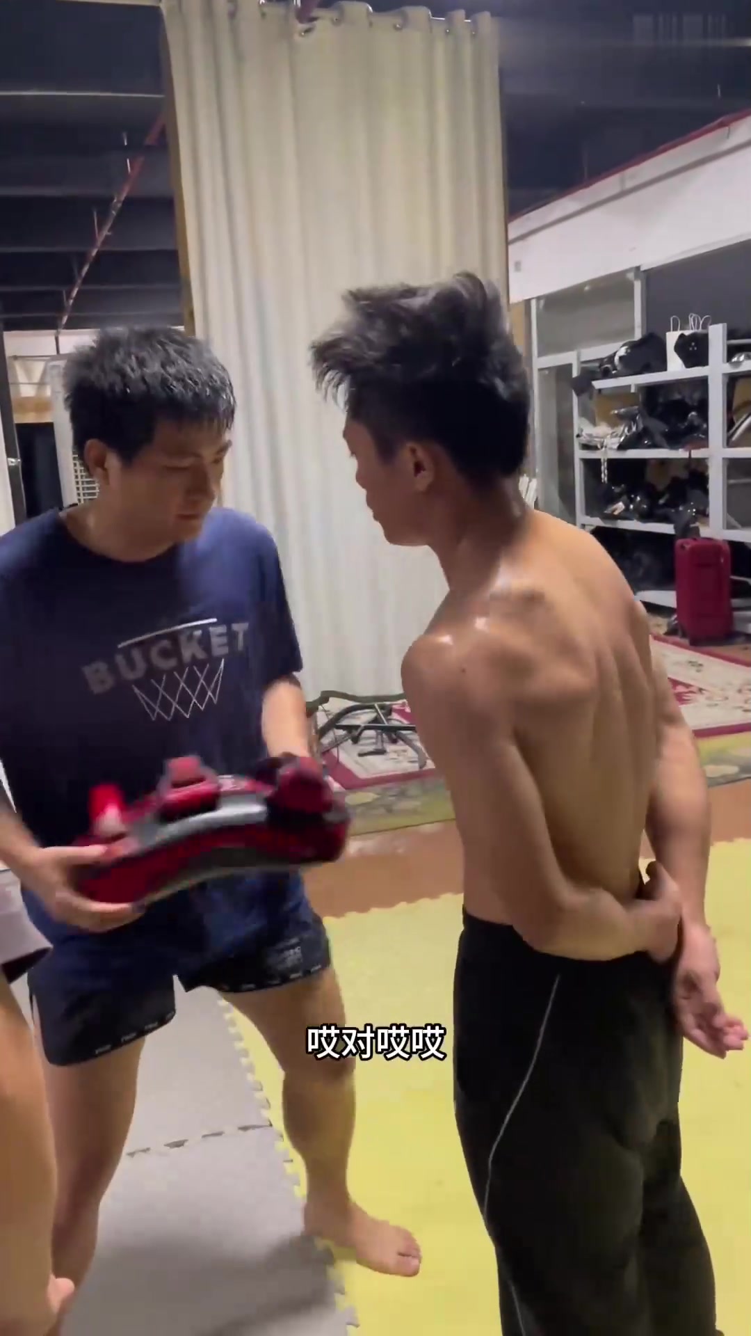 肌肉男，抗击打训练