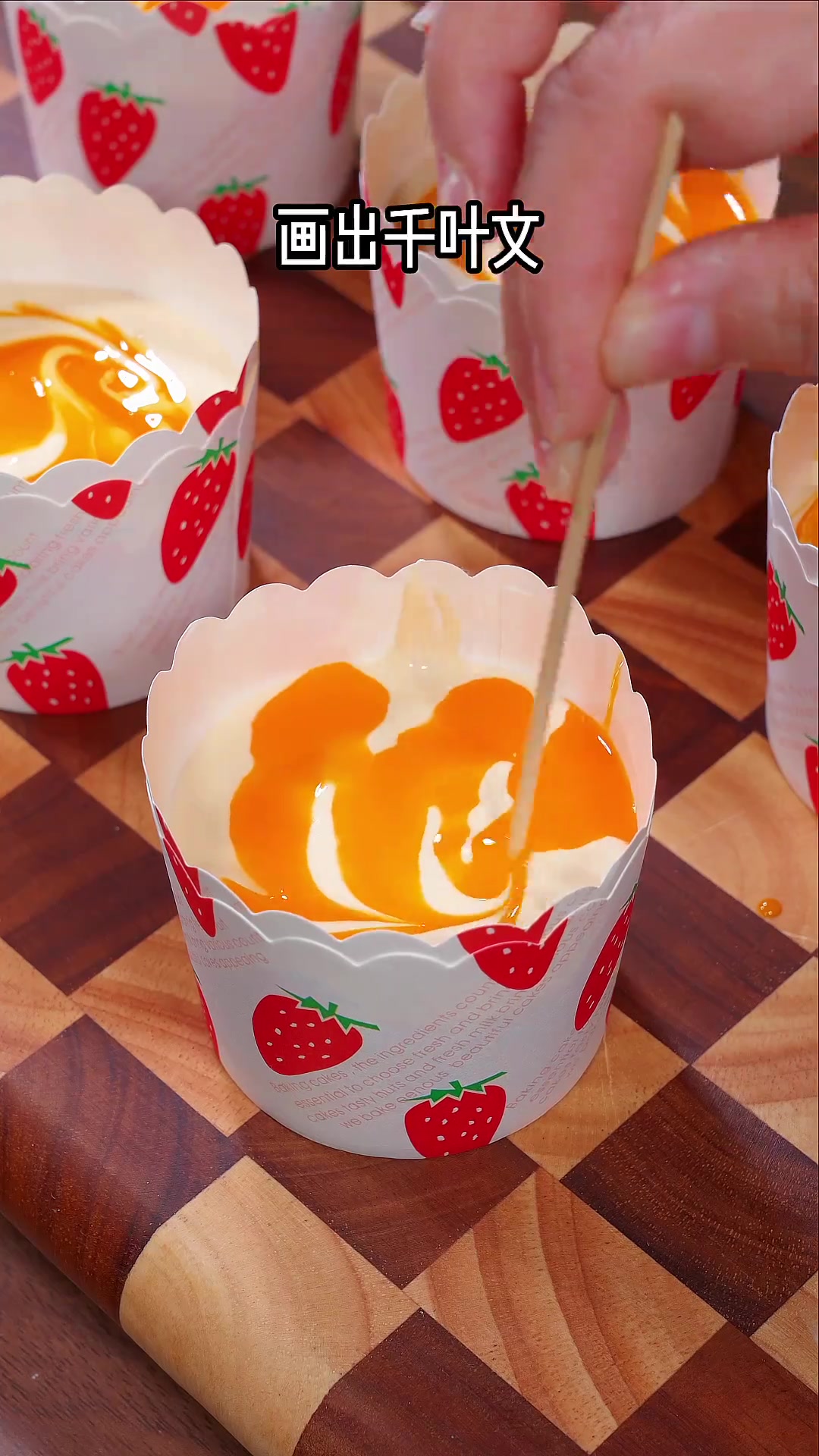 马上就要放寒假了，大小朋友都爱吃的纸杯蛋糕安排上，蓬松暄软，做法简单，看一遍就会做！