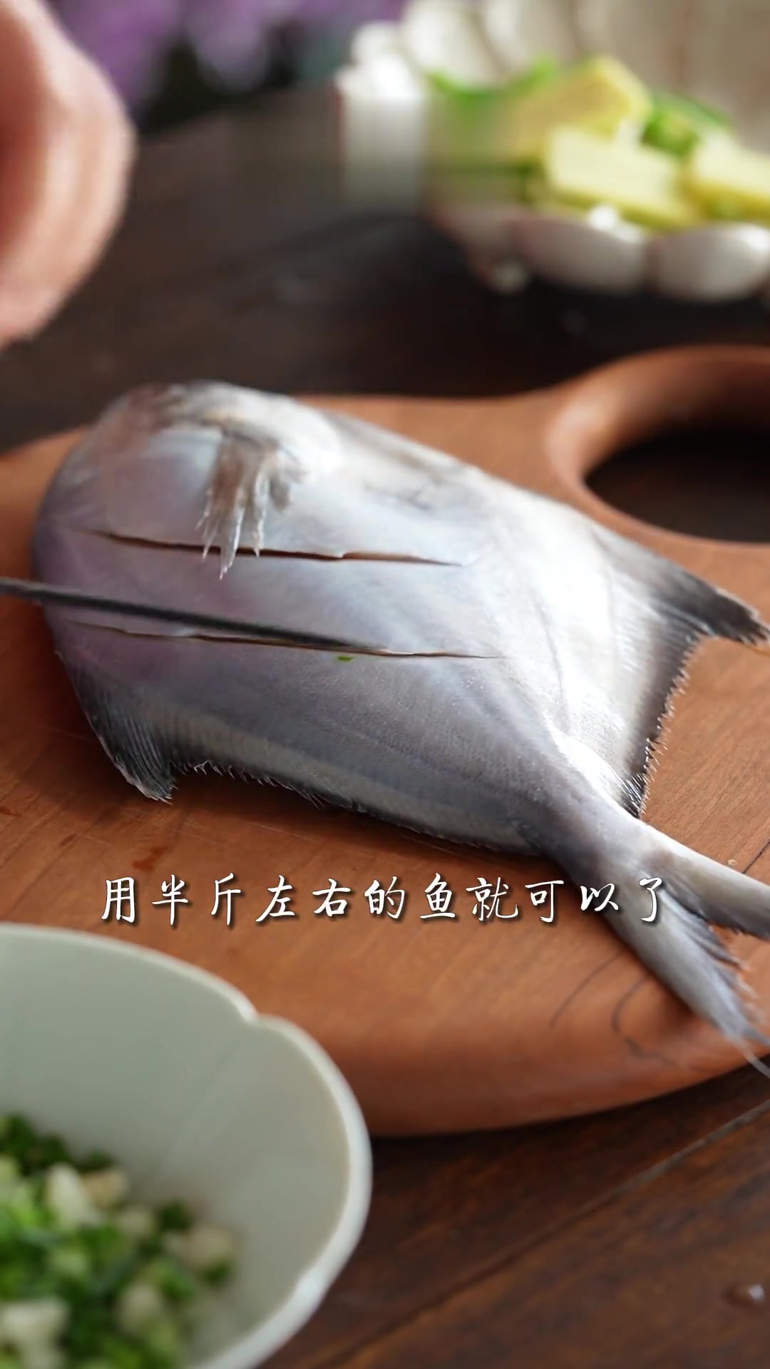 新鲜海鱼简单又好吃的做法手残党福音:盐开水浸鱼,意外好吃,确保做鱼不翻车开水中加料酒、葱姜