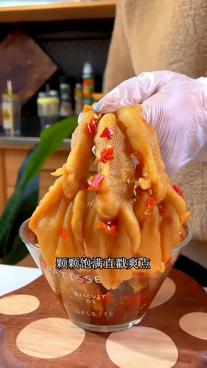 办公囤抽屉！下午饿了拆，香辣入味不吐骨，敲键盘也能吃 喜拱门无骨鸭掌 Q 弹无骨解馋
