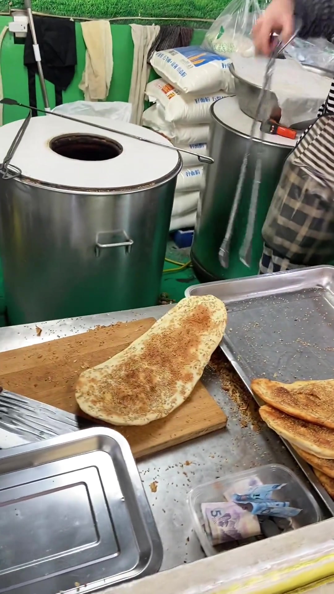 朋友们,来尝尝展沟烧饼