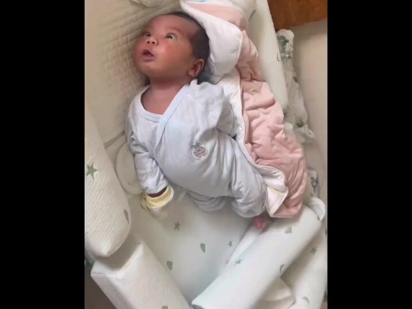 月子里的宝宝突然角弓反张、斗鸡眼，呼唤无反应！