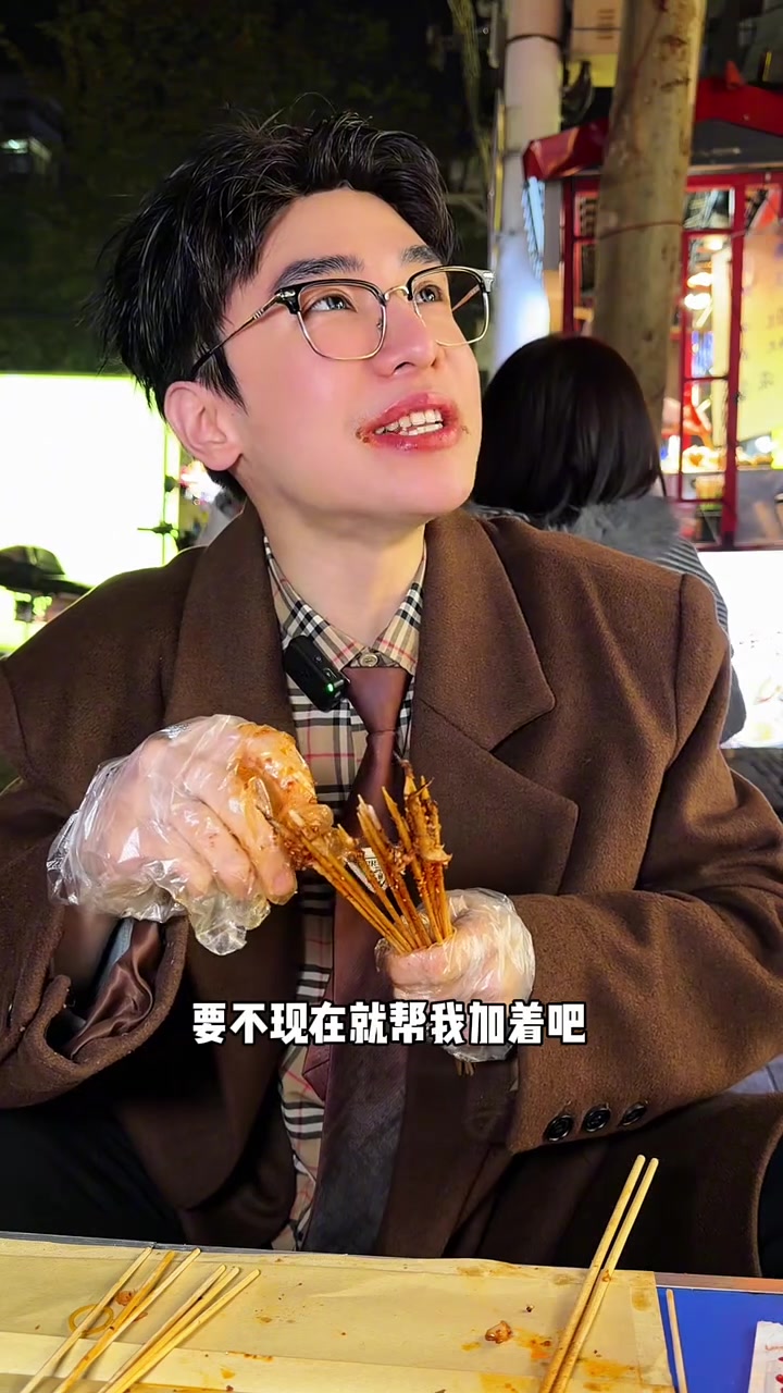 用100万一天的利息吃一顿铁板鱿鱼自助,各种大鱿鱼吃到爽,最后老板居然……