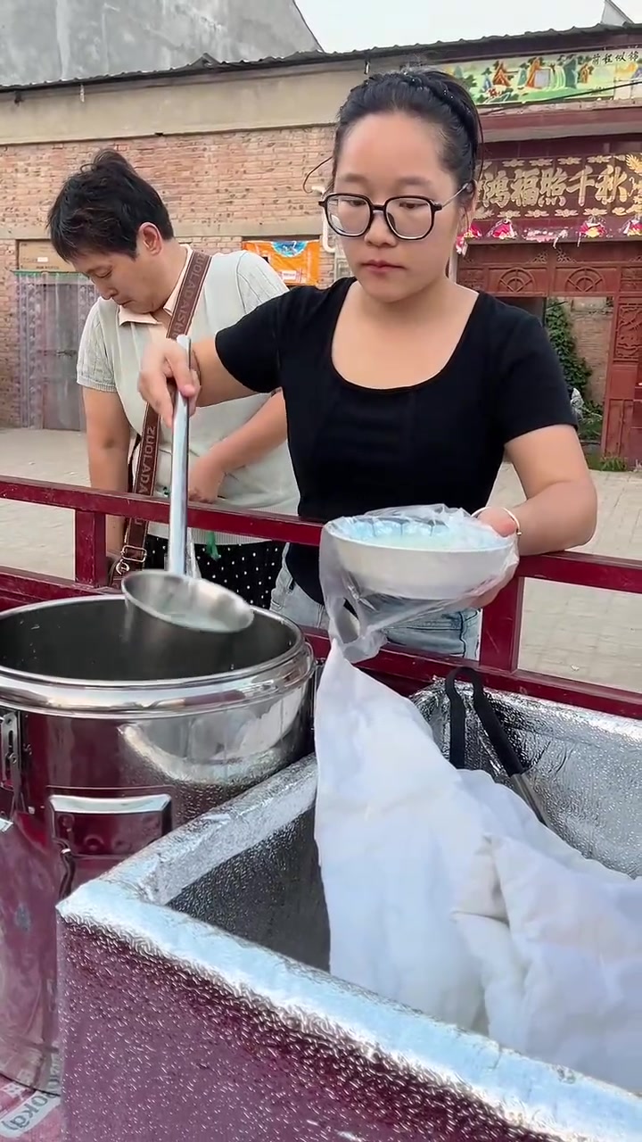 在老家蒸一锅手工包子，溜村售卖是种什么样的体验？今天跟随我的镜头一起去感受一下吧，看看多久