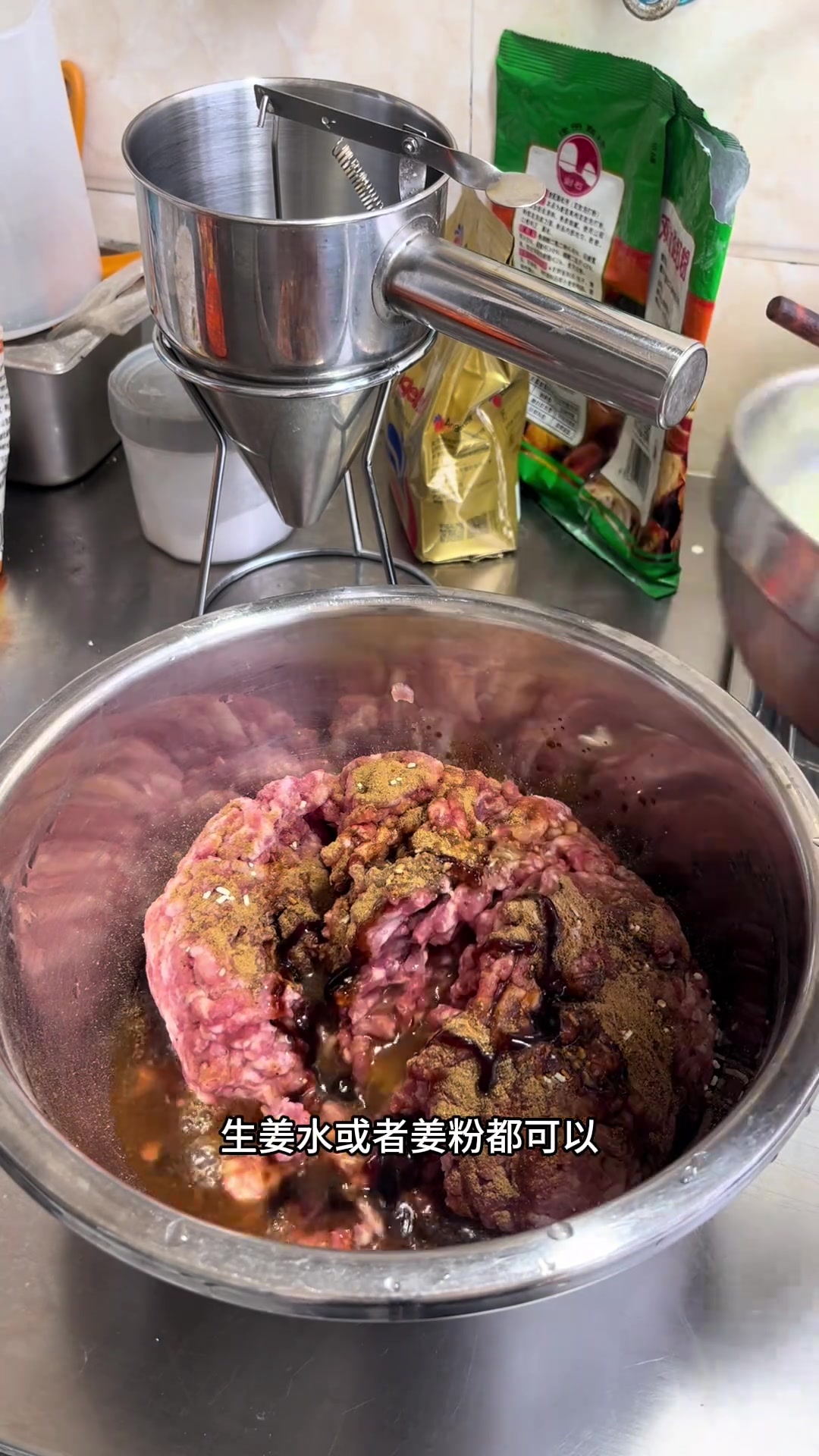 鸡蛋汉堡肉馅配方：盐10g，十三香鸡精味精各3g，胡椒粉1g，蚝油15g，生抽30g，生姜