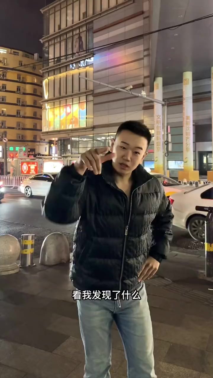 当俊拿上星巴克的杯子之后,感觉俊整个人的气质都不一样了……