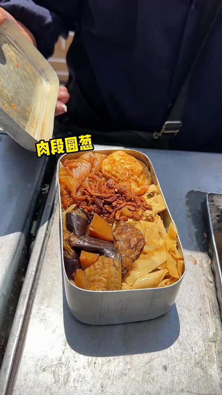 东北街头12元一份的盒饭，还送咸菜和一瓶水