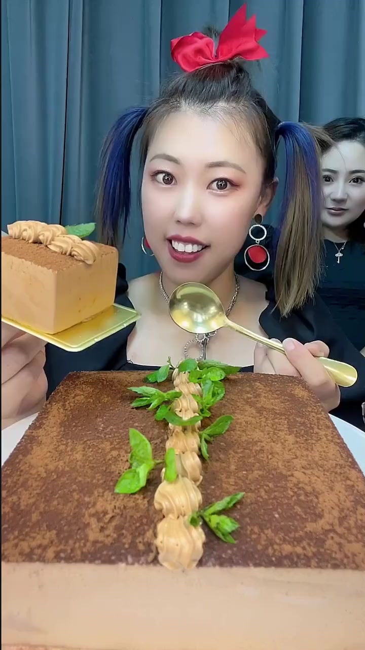 吃播界的天花板来了！这个巧克力慕斯蛋糕简直让人欲罢不能！