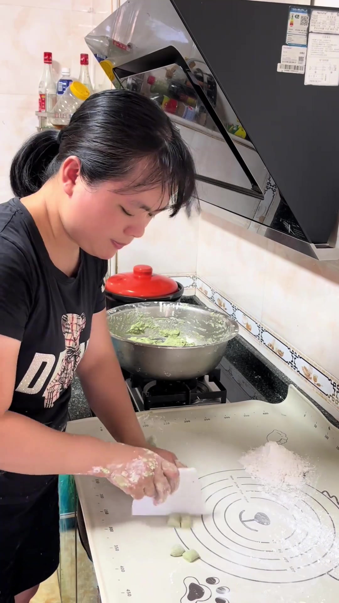 昨天从老家摘鸡屎藤做鸡屎藤番粉粒给小孩吃