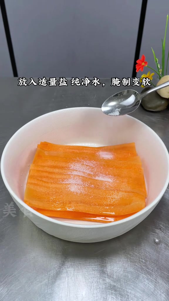 胡萝卜搭配肉馅像我这样做,一道好吃又好看的创意美食,口味鲜香滑嫩,摆盘精致,寓意鞭炮齐鸣#