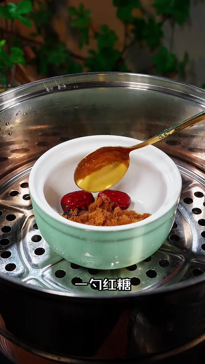 一道对女性朋友特别滋补的营养早餐，鸡蛋不老不嫩，汤汁里面全都是精华，一口下去啊，暖暖的，姐