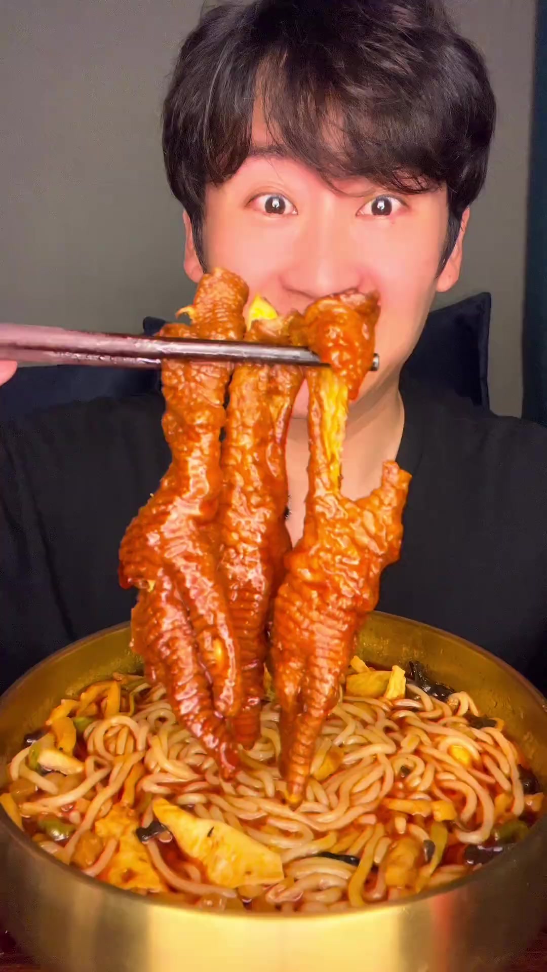 螺蛳粉虎皮鸡爪炸蛋快乐水真的是吃美了超满足
