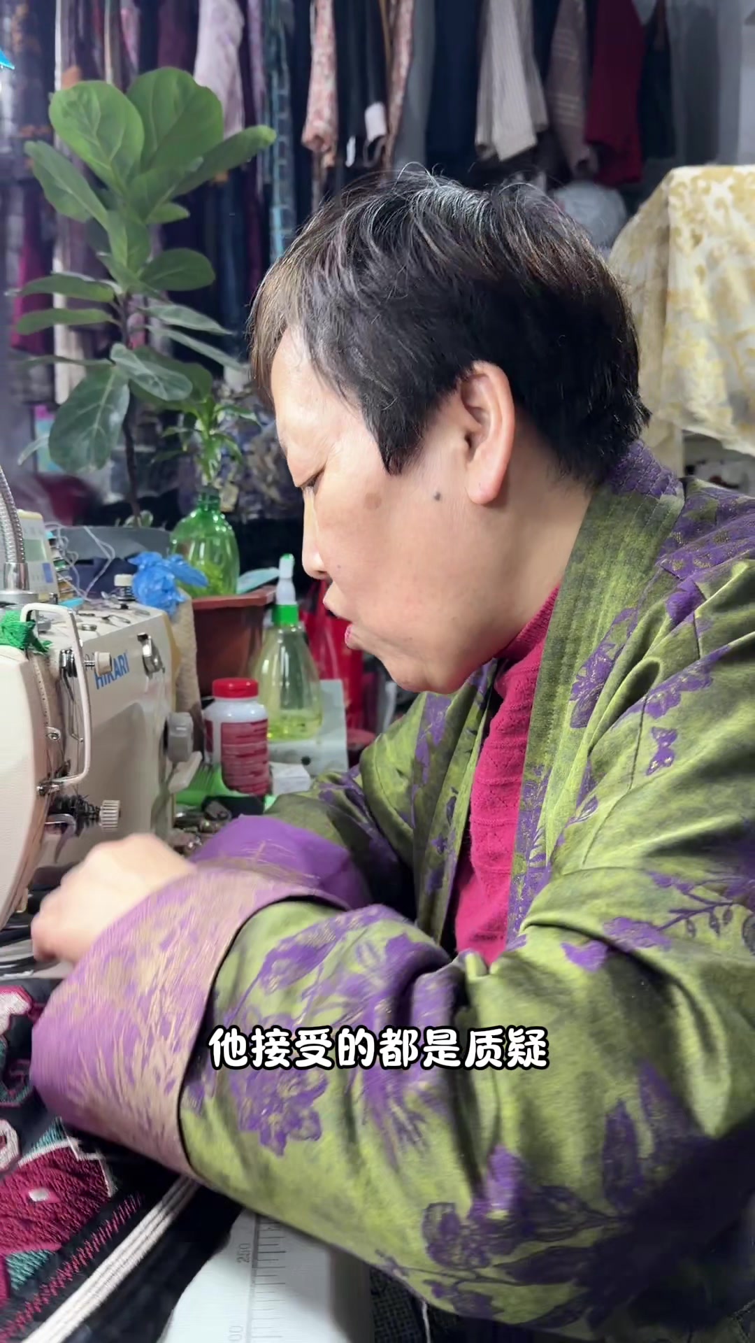 用五彩之首的黑色，绣满三星堆纹样做了件羽绒马甲，蛮有民族风的