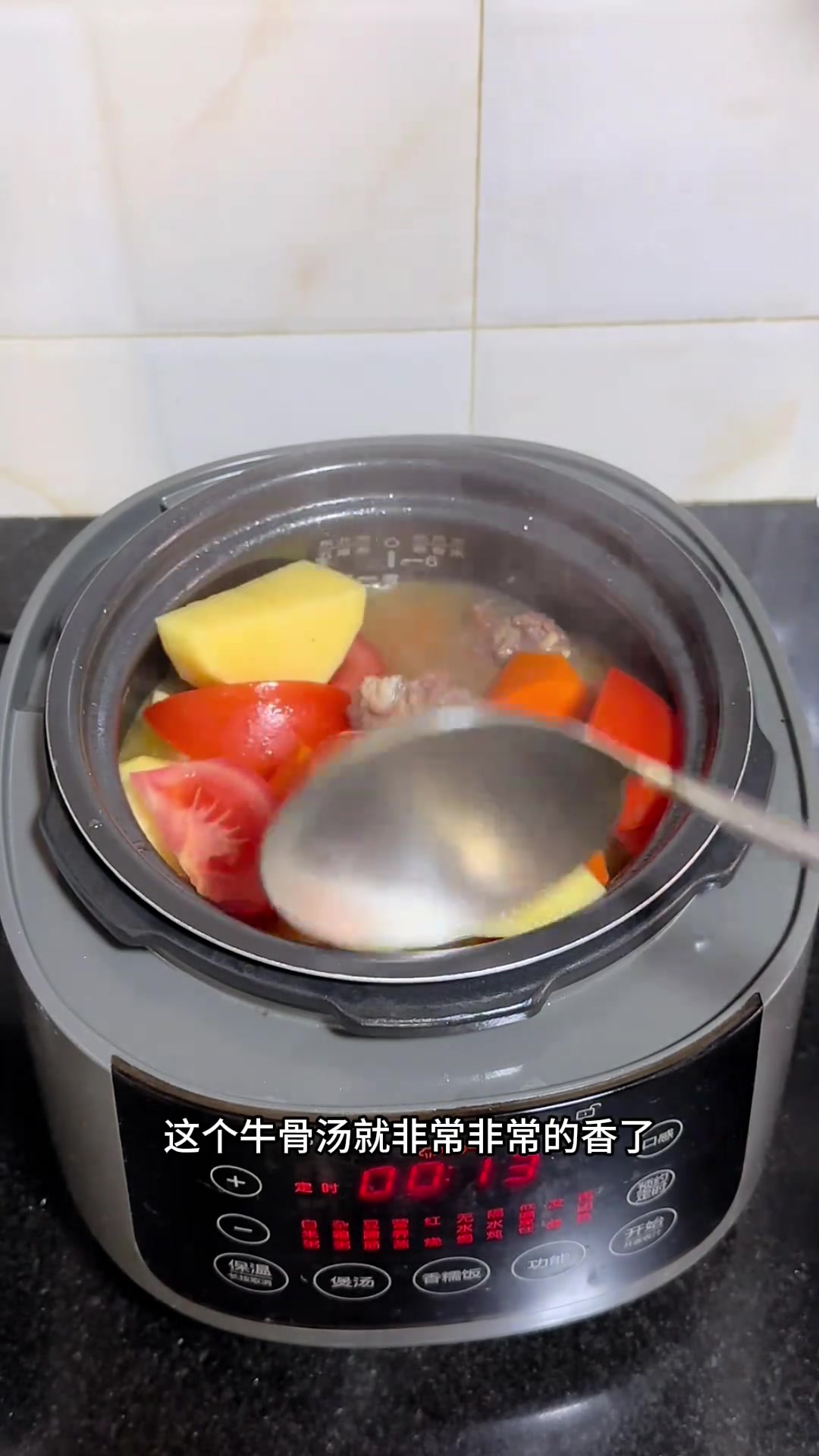 给孩子们炖上一锅牛骨汤，别提多美味了，营养超全面